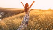 Person in Kleid in Feld bei Sonnenuntergang - Foto: canva,com