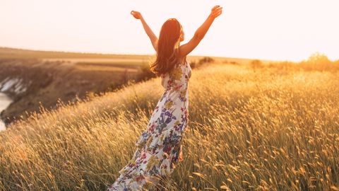 Person in Kleid in Feld bei Sonnenuntergang - Foto: canva,com