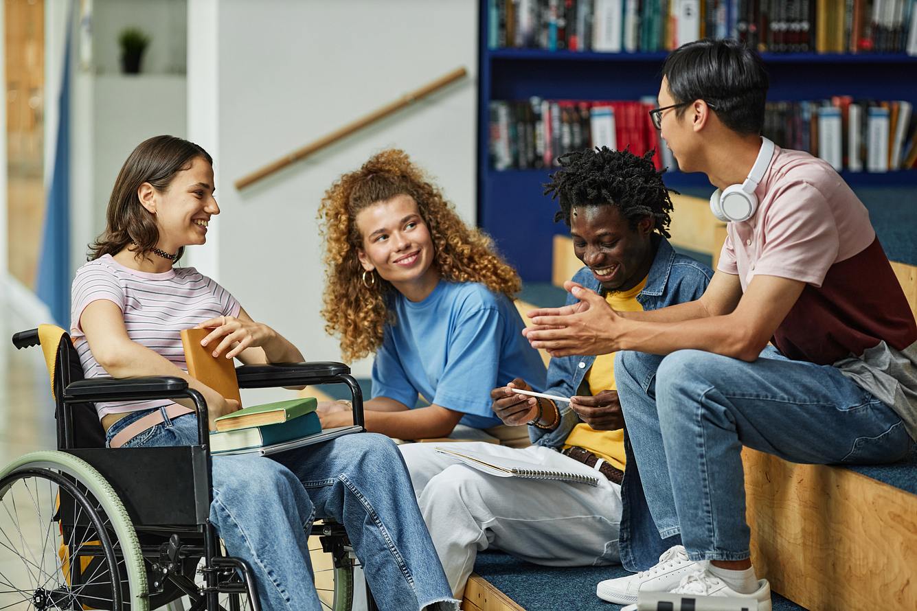 Gemeinschaft: Gruppe in einem Gespräch Gemeinschaft: Gruppe in einem Austausch
