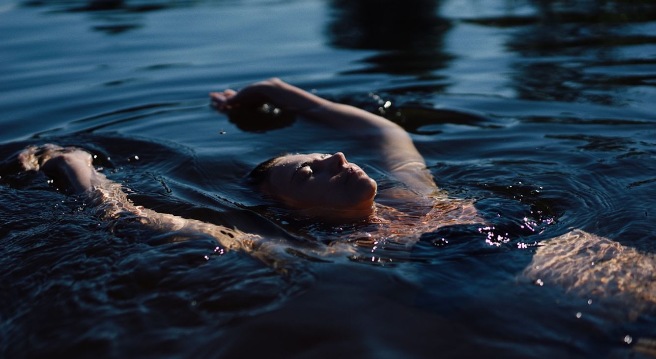 Grüne Kraft: So lebst du im Einklang mit der Natur Person liegt in Wasser