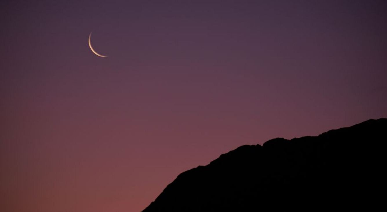 Neumond bei Sonnenuntergang