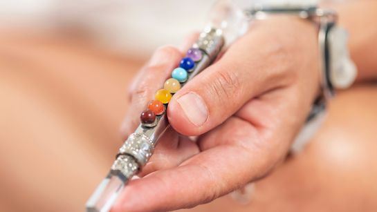Heilende Energiearbeit: Wie benutzt man eigentlich einen Chakrastab? - Foto: canva.com