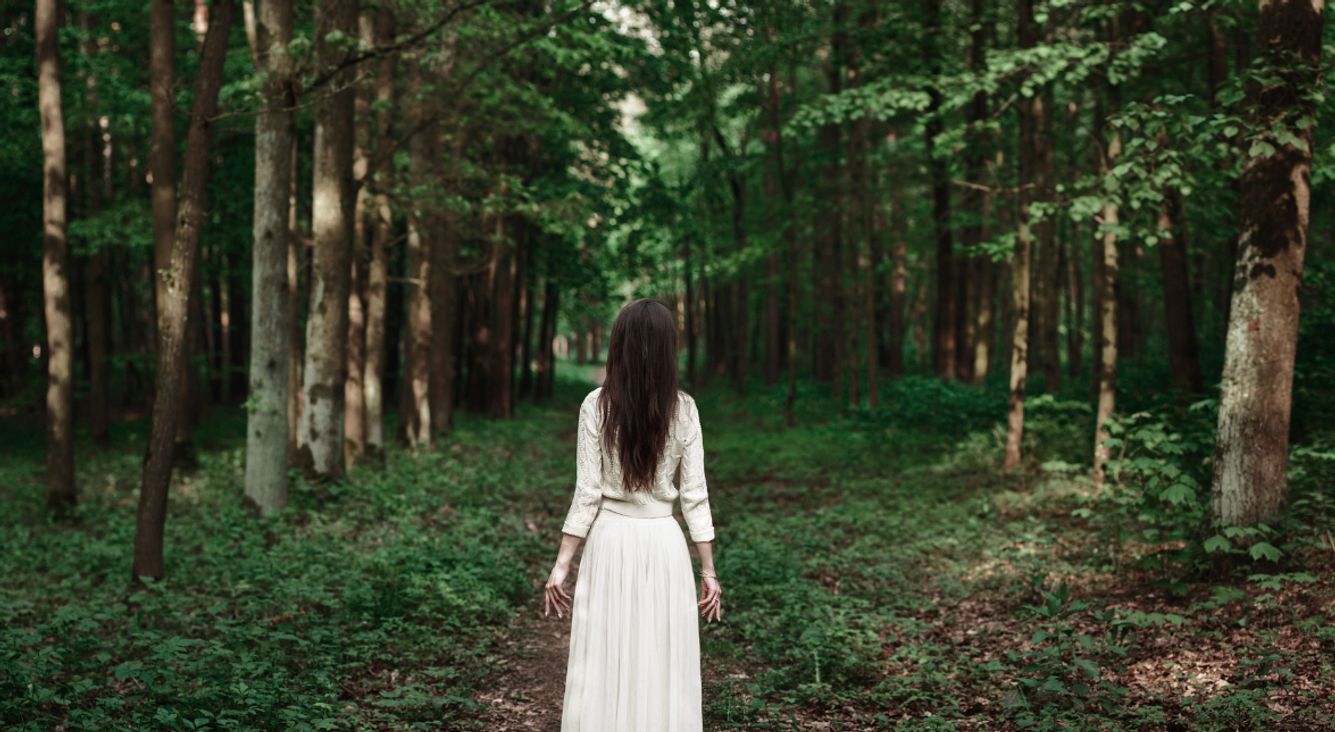 Frau im Wald