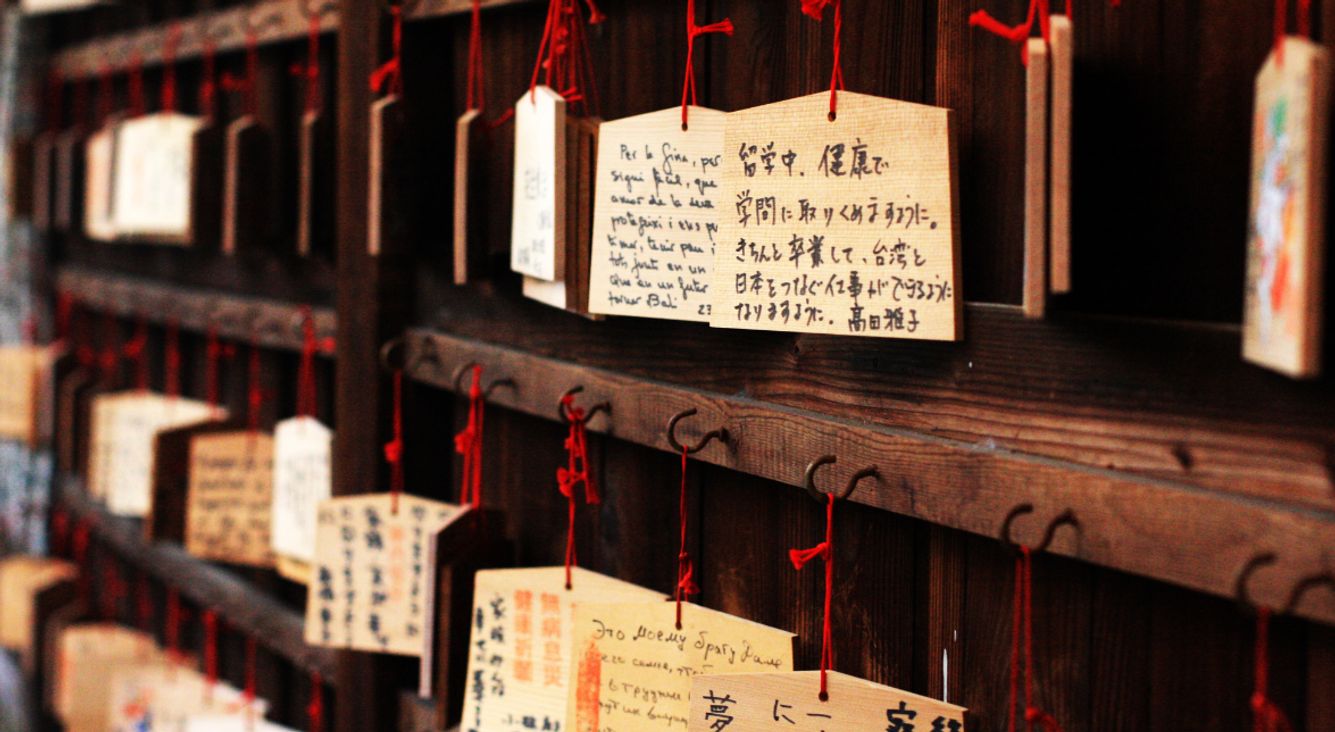 Zettel mit japanischen Sprüchen