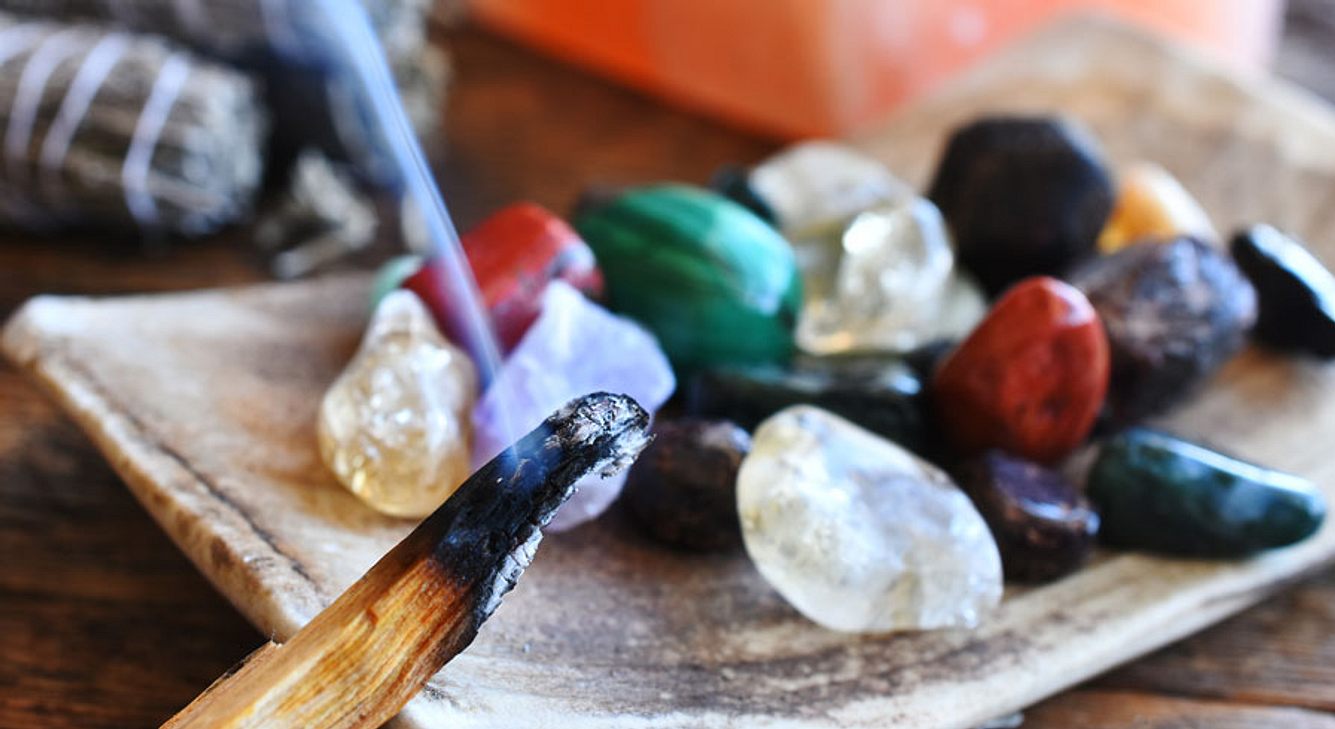 Kristalle entladen: Wie du Heilsteine reinigen kannst