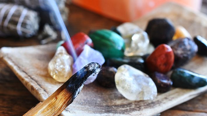 Kristalle entladen: Wie du Heilsteine reinigen kannst