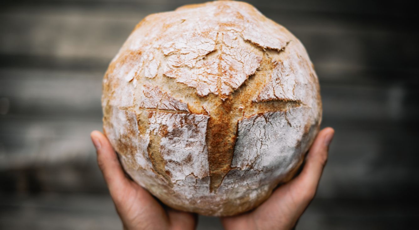 Hände halten frisches Brot