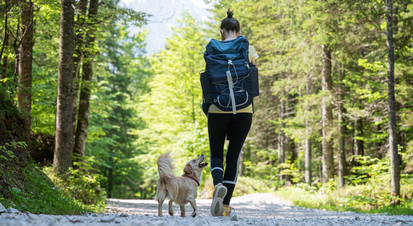 Frau mit Hund beim wandern