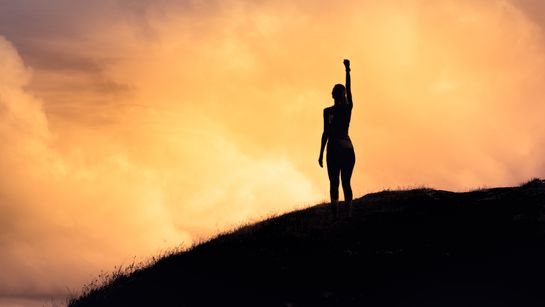 Person auf Berg bei Sonnenaufgang - Foto: Canva.com