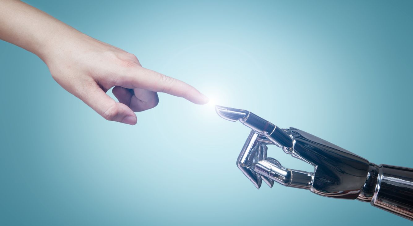 So kann die KI für mehr Authentizität sorgen Roboter Hand und normale Hand berühren sich