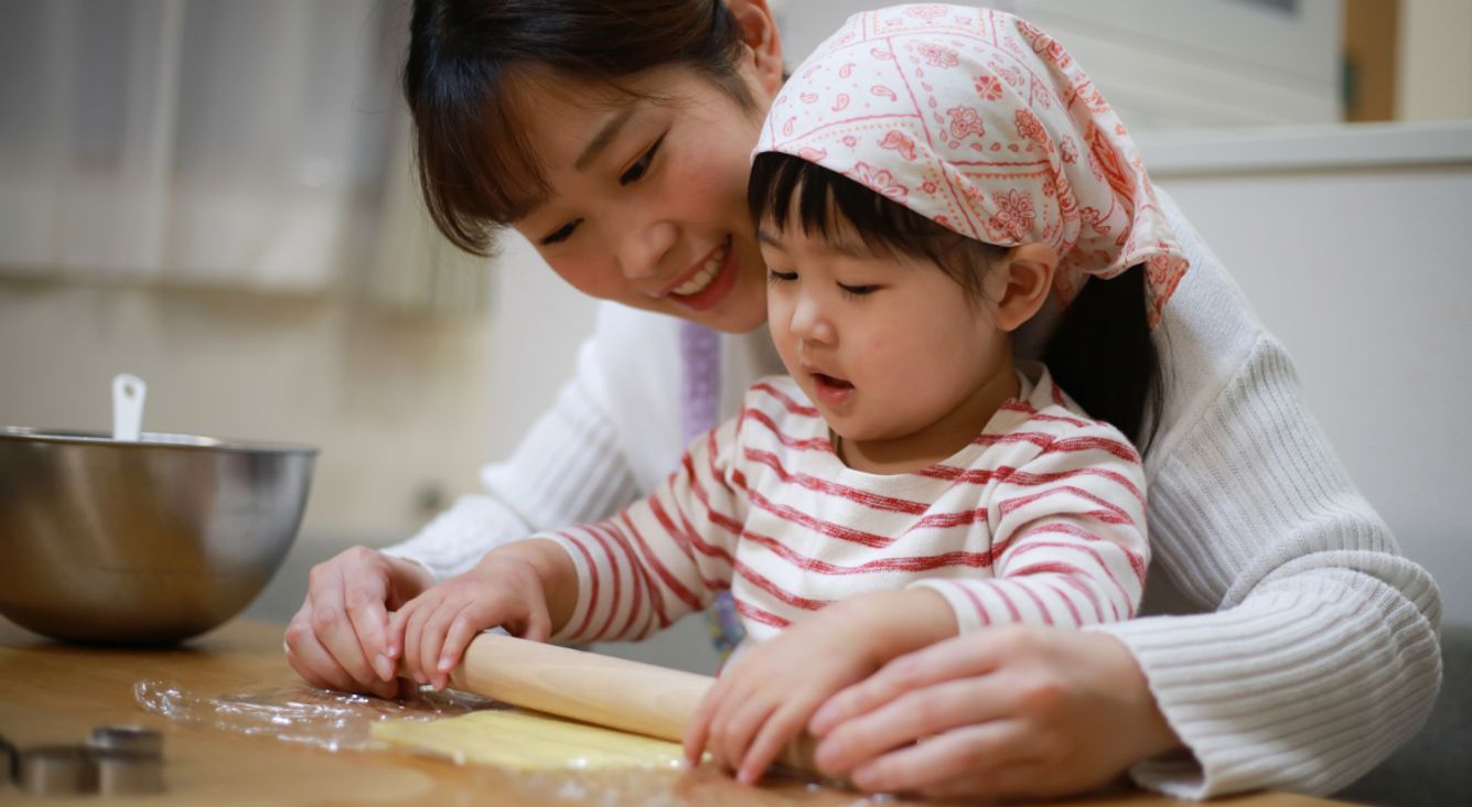 So lebst du mit deinem Kind im Rhythmus des Mondes Mama und Kind beim Backen