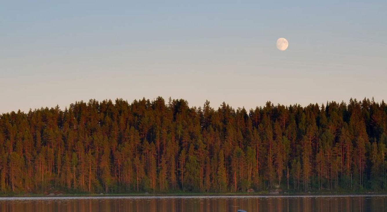 Ein See bei Mitsommer Vollmond