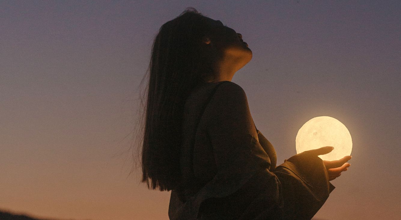 Frau mit Mond in der Hand