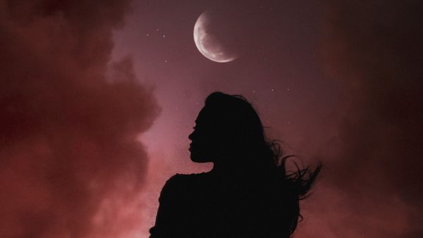 Person unter Mond - Foto: canva.com