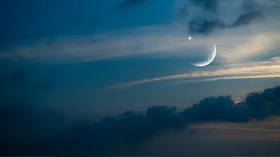 Neumond im Himmel mit Wolken und einem Stern  - Foto: Wing Sawitchaya