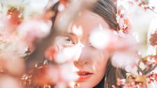 Frauengesicht hinter Blüten - Foto: Canva.com