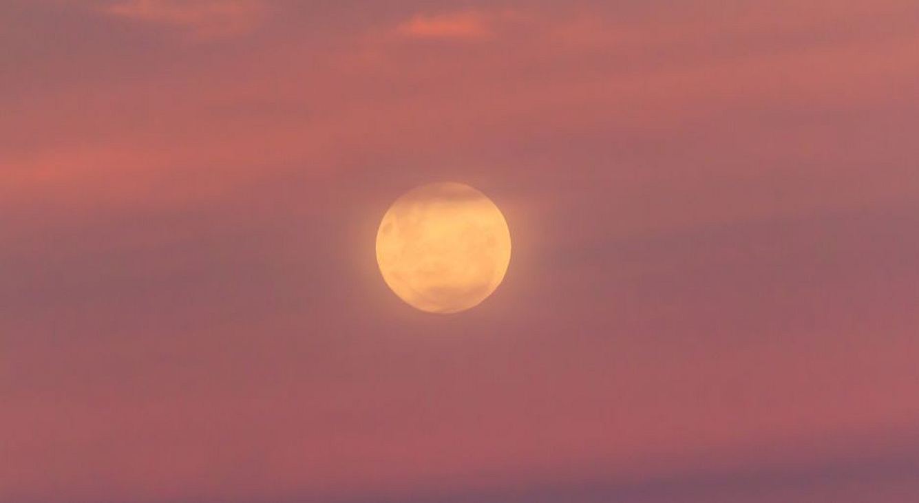 Strahlender Mond in pinkem Himmel