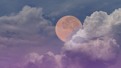 Vollmond in den rosanen Wolken - Foto: canva.com