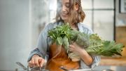Frau mit Gemüse beim Kochen - Foto: canva.com