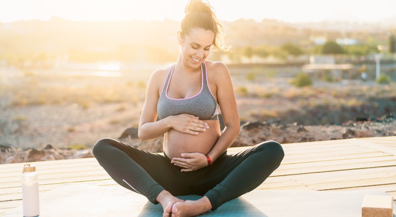 Schwangere Frau beim Yoga