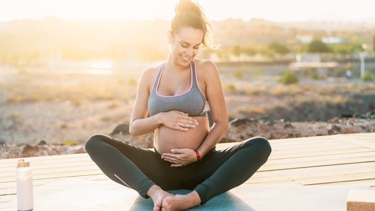 Schwangere Frau beim Yoga - Foto: canva.com