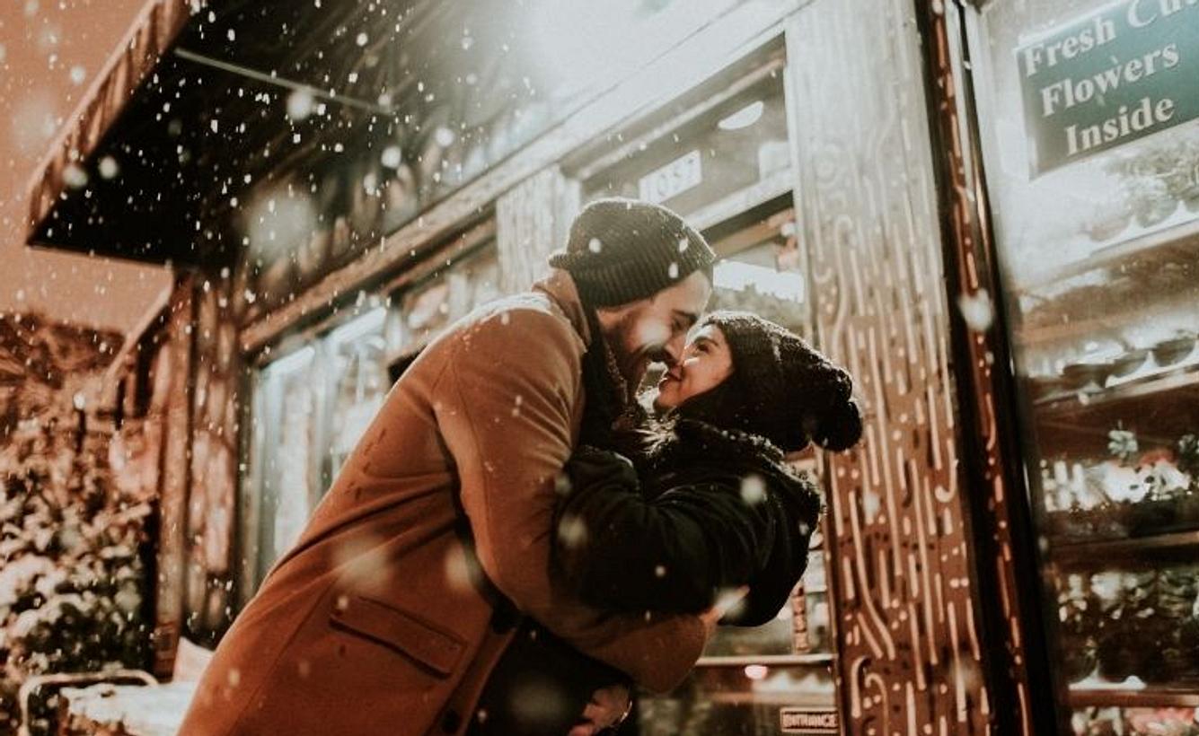 Paar küsst sich im Schnee