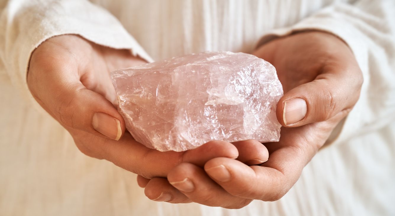 Hände halten Rosenquarz