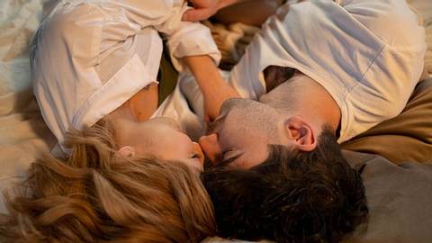 Frau und Mann liegen Gesicht and Gesicht im Bett - Foto: Pexels