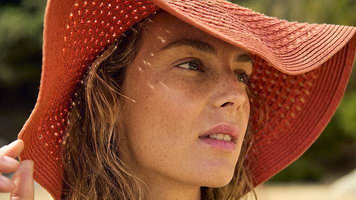 Frau die sich mit großen Hut vor der Sonner schützt - Foto: Anne Moldenhauer für happinez
