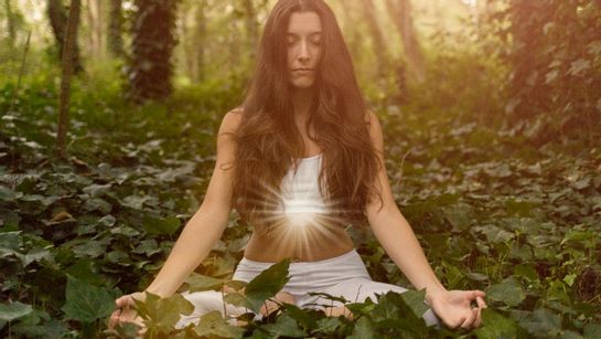 Frau Meditation Wald Solar Plexus 