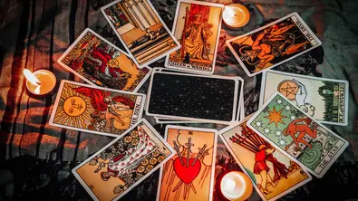 Tarotkarten in Kreis - Foto: canva.com