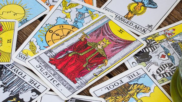 Justice Tarotkarte - Foto: Canva.com