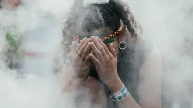 Aborigine hält Hände vor Augen - Foto: Canva.com