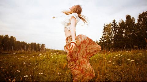 Frau tanzt auf einer Wiese - Foto: Getty Images
