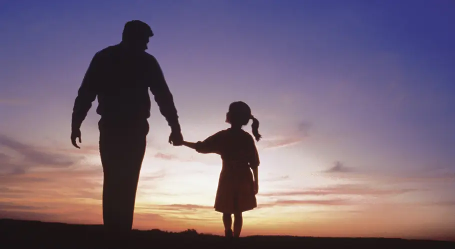 Vater und kleine Tochter gehen Hand in Hand