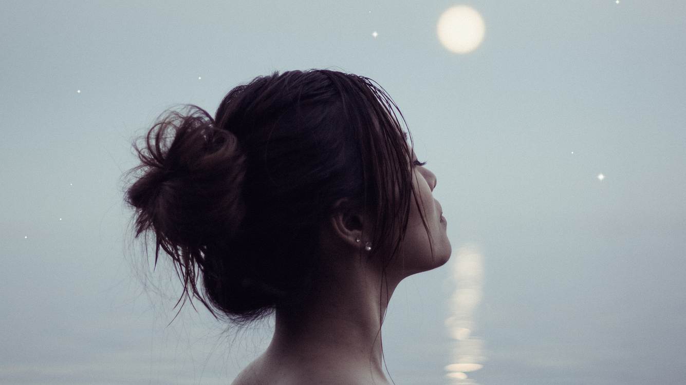 Frau vor Mond im Wasser 
