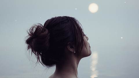 Frau vor Mond im Wasser  - Foto: Arun Regi Alex / Unsplash