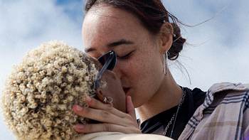 Frauen küssen sich  - Foto: Shingi Rice / Unsplash