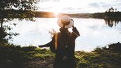 Person steht in Natur an See - Foto: canva.com