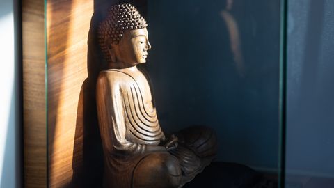 Buddha-Statue im Sonnenlicht - Foto: Canva.com