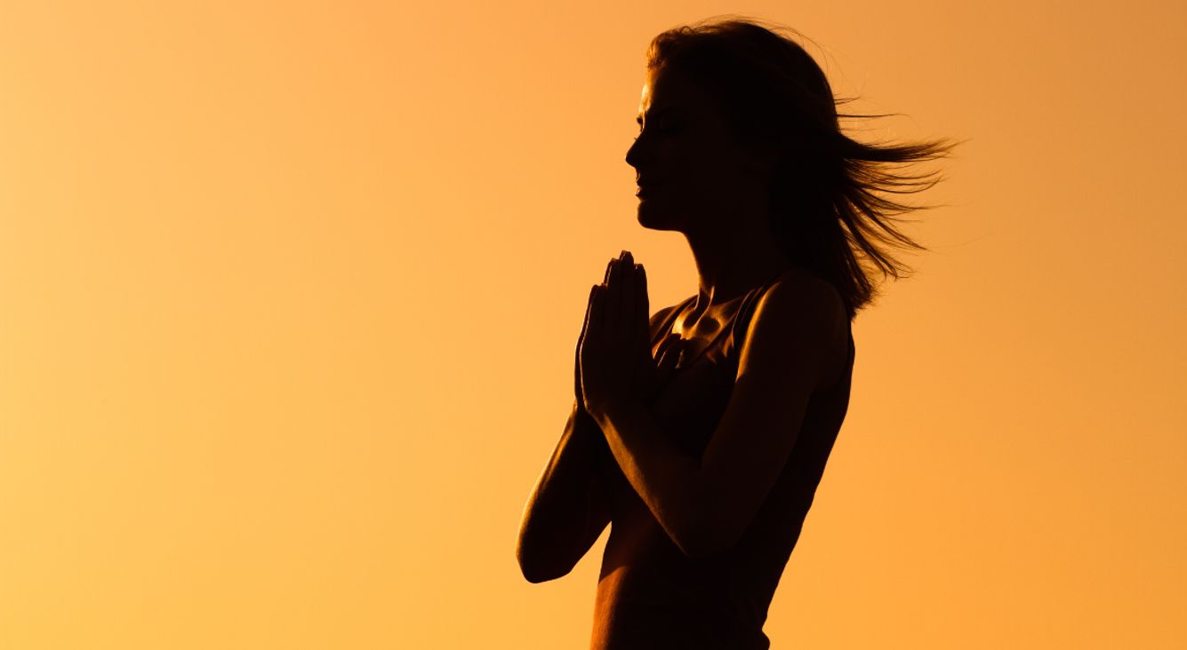 Frau bei Meditation in hellem Licht