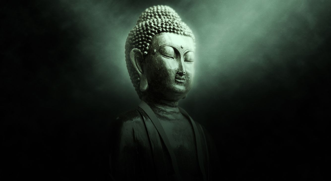 Buddha-Status von Licht angestrahlt