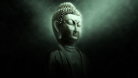 Buddha-Status von Licht angestrahlt - Foto: Canva.com