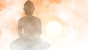 Buddha-Statue hinter Nebel - Foto: Canva.com