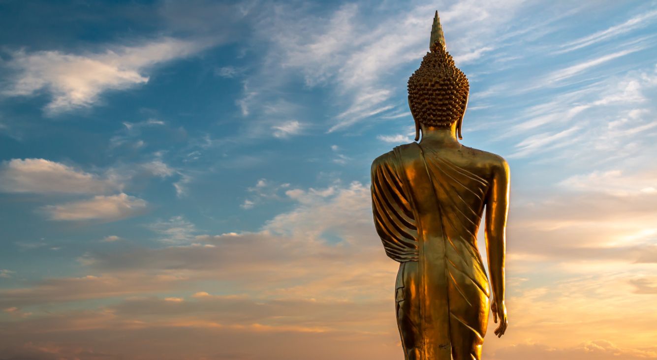 Buddha-Statue vor Himmel