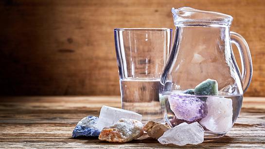 Wie stelle ich mein eigenes Kristallwasser her? - Foto: Adobe Stock