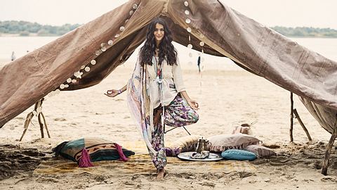 Frau in Yoga-Pose vor einem Zelt in der Wüste - Foto: Jan Rickers (Foto) / Andrea Kadler (Styling)