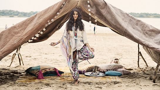 Frau in Yoga-Pose vor einem Zelt in der Wüste - Foto: Jan Rickers (Foto) / Andrea Kadler (Styling)