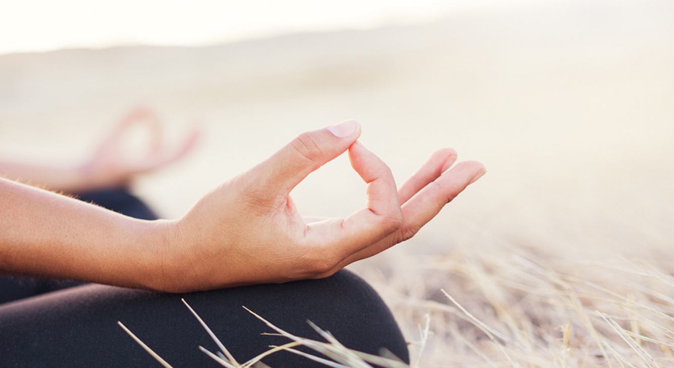 Finger einer Frau bei der Yoga-Meditation