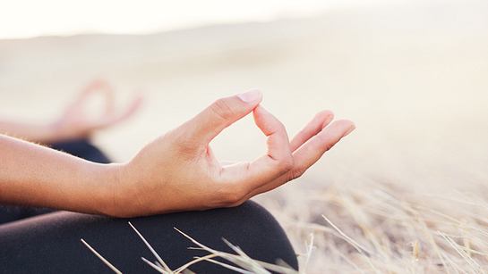 Finger einer Frau bei der Yoga-Meditation